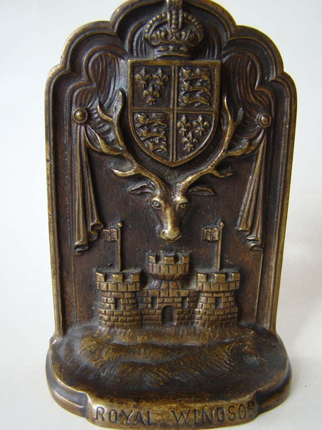 A fine pair of ROYAL WINDSOR solid bronze bookends circa 1900 — image 3